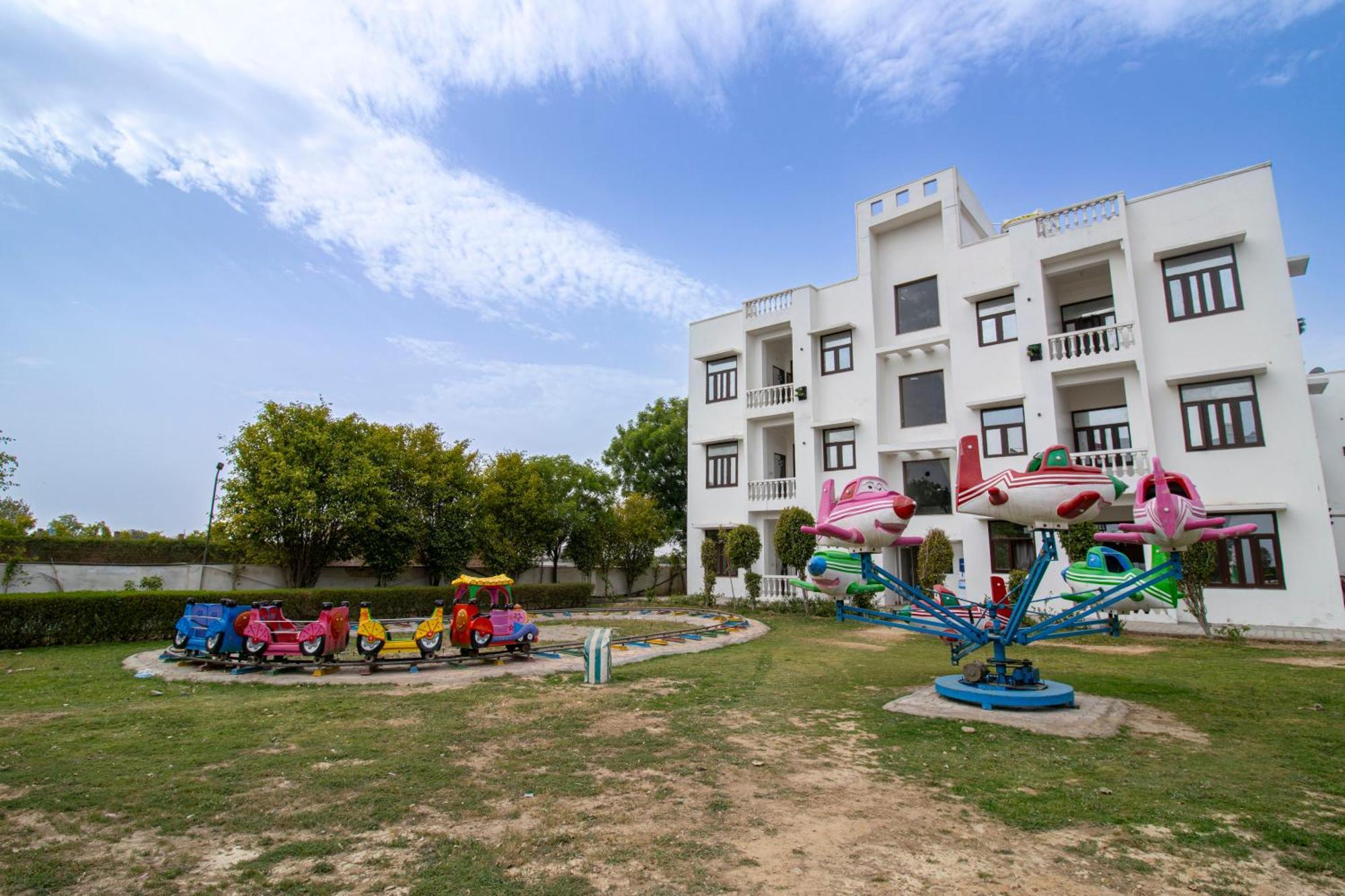 Elegance Resort Vrindāvan Екстериор снимка