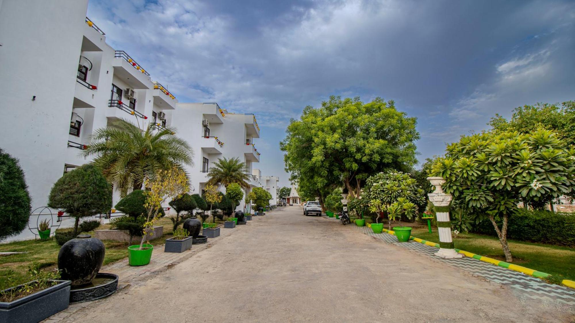Elegance Resort Vrindāvan Екстериор снимка