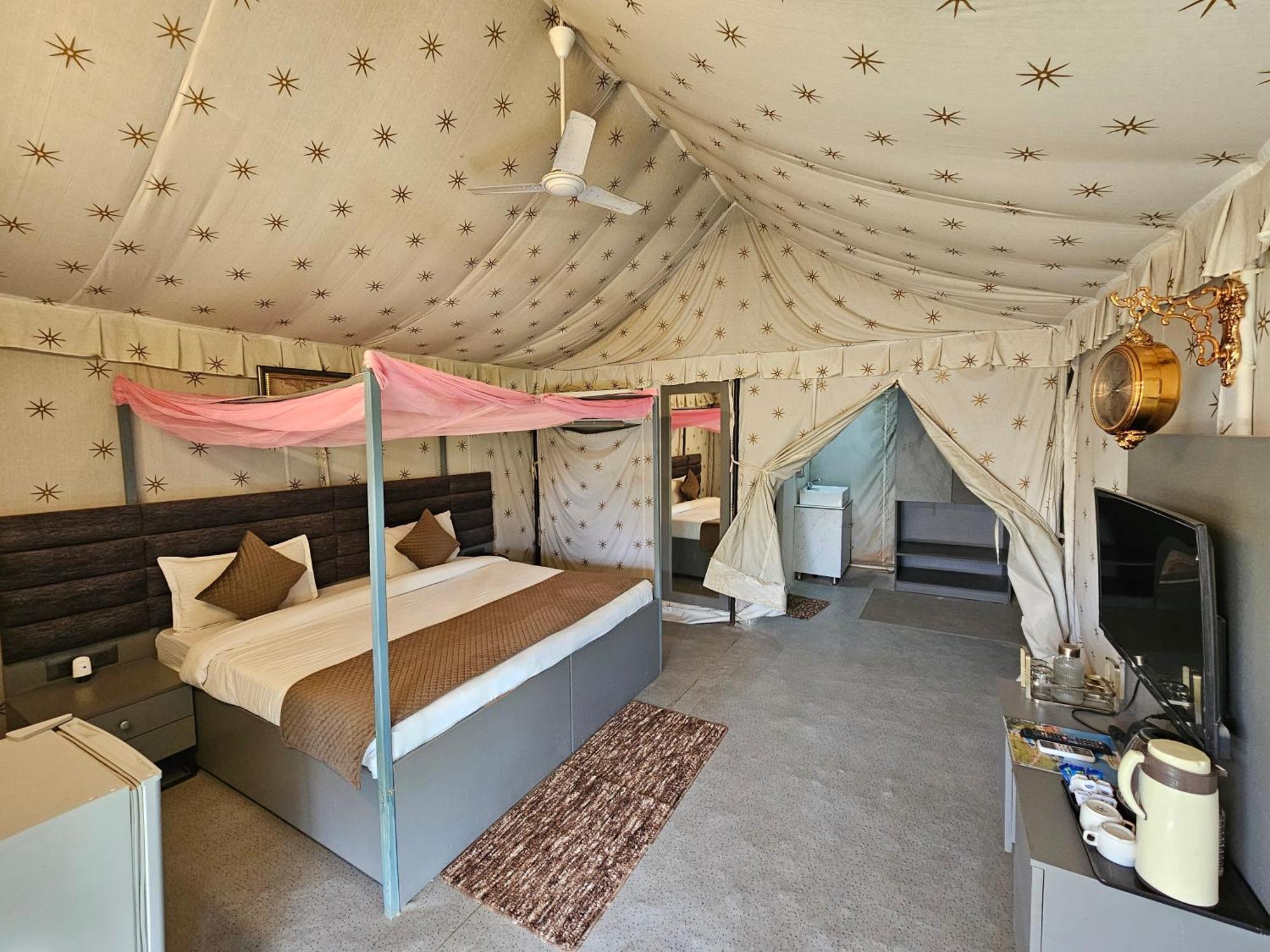 Elegance Resort Vrindāvan Екстериор снимка