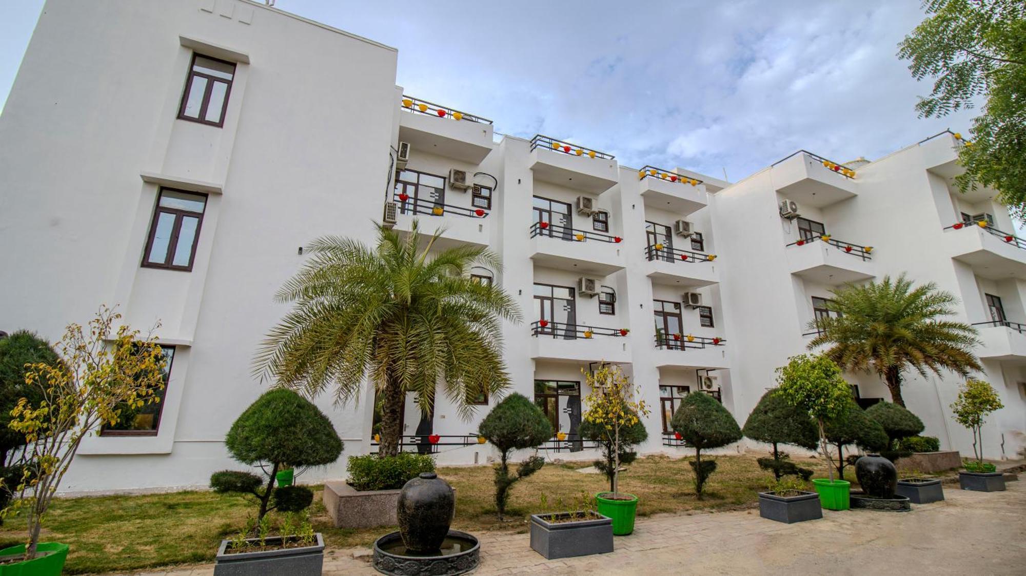 Elegance Resort Vrindāvan Екстериор снимка
