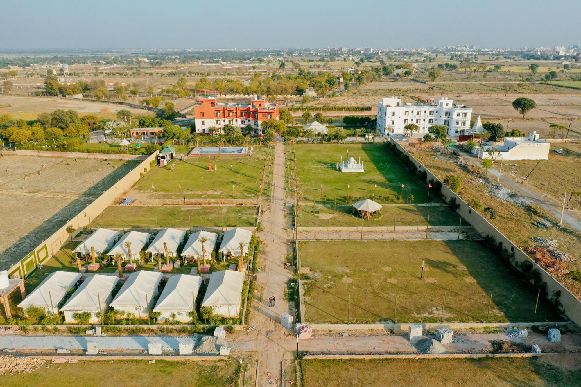 Elegance Resort Vrindāvan Екстериор снимка